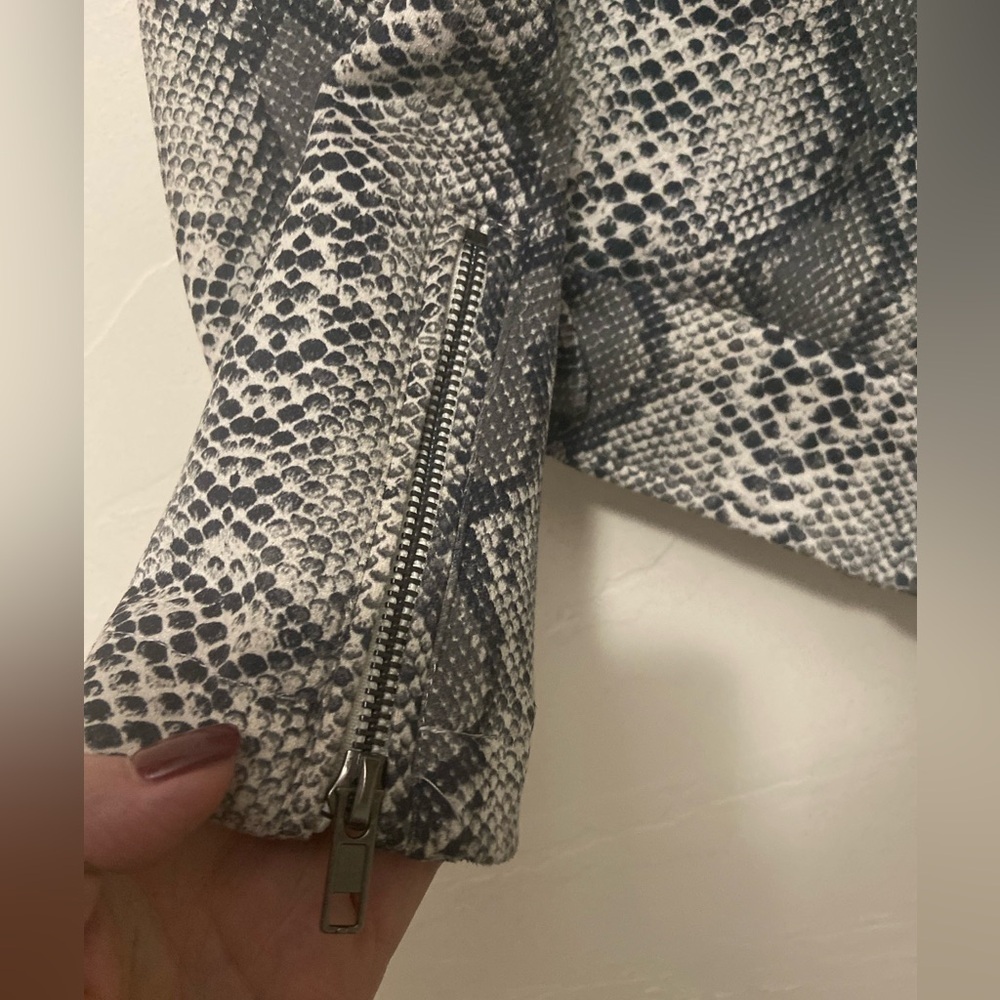Vici~Neutral~Snakeskin Print~Moto Jacket~Zipper Pockets, Cuffs & Closure~Size S - Picture 7 of 16
